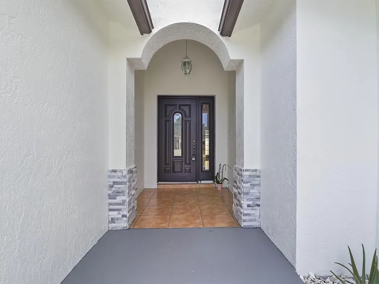 105 Vanessa St — Photo 2