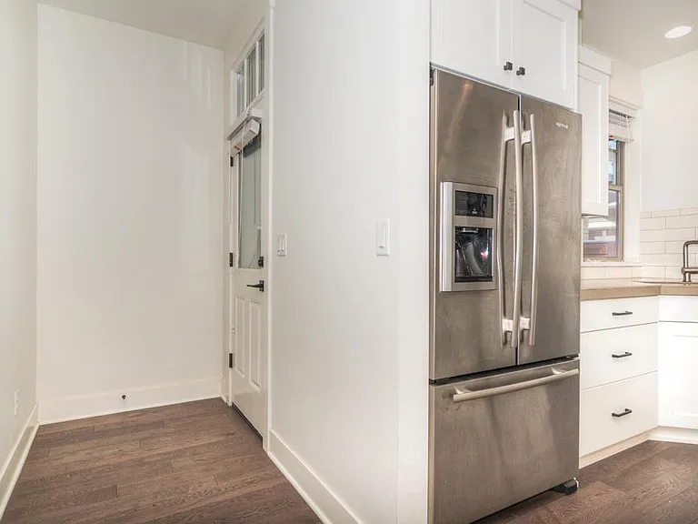 Door from kitchen to back yard