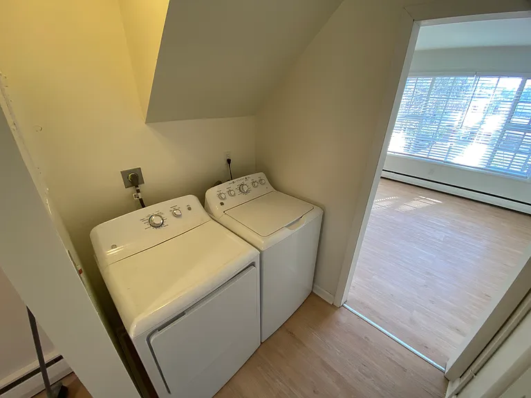 335 E Walnut St — Photo 10
