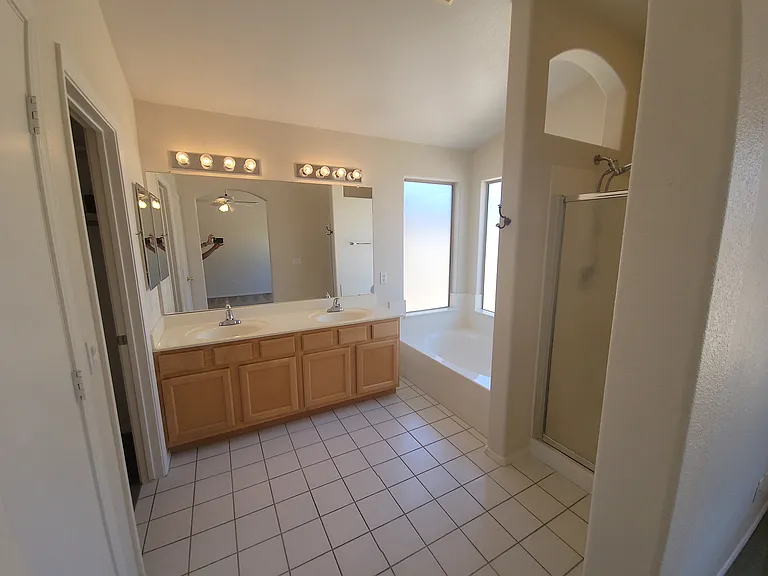 Master bathroom w/ tub & shower.