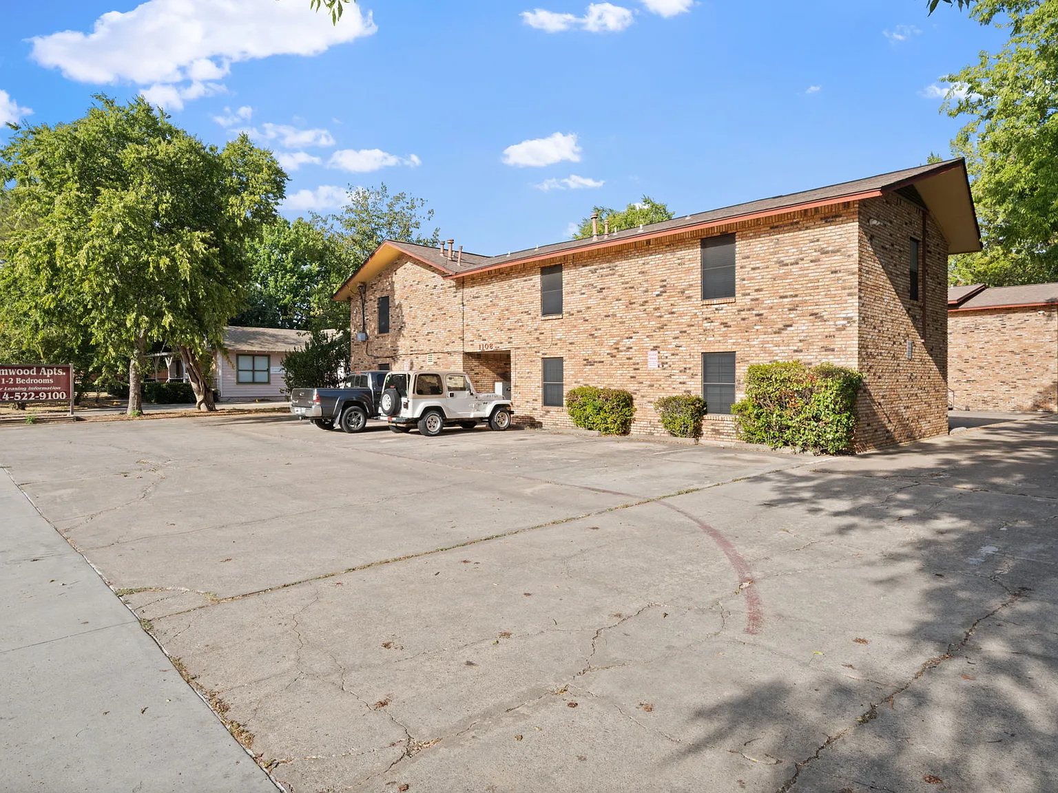 1108 N Elm St — Photo 3