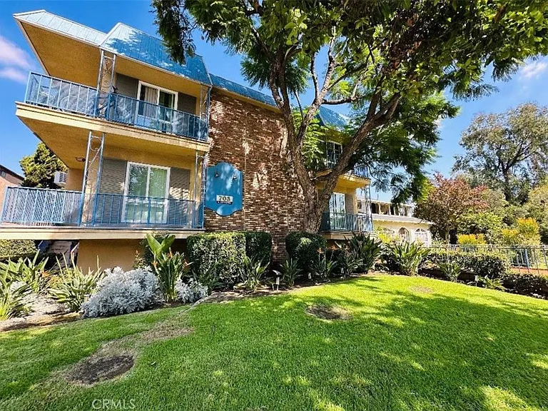 703 E California Blvd #7 — Photo 1