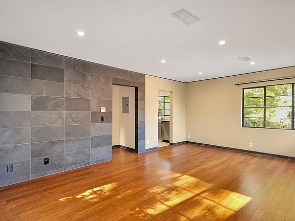 3rd image of 820 E Mendocino St #5