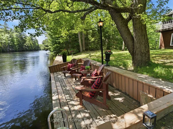 1074 Holiday Park Dr, Bracebridge, ON P1L 1W9