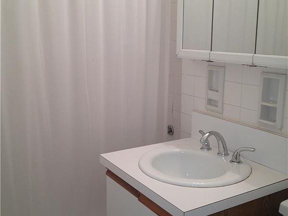2nd image of 5900 Arlington Ave APT 2E