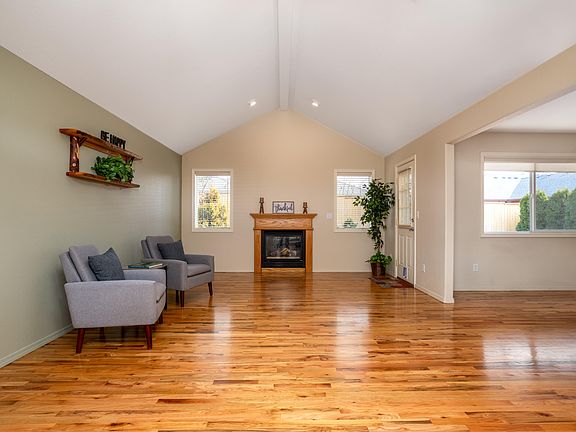 3rd image of 187 Prairie Lndg