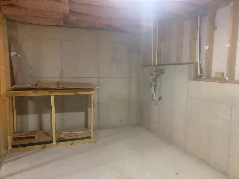 121 Creekwood Trl — Photo 16