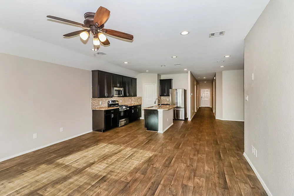 4 bed, 2.0 bath, 1833 sqft, $2,080 — Photo 4