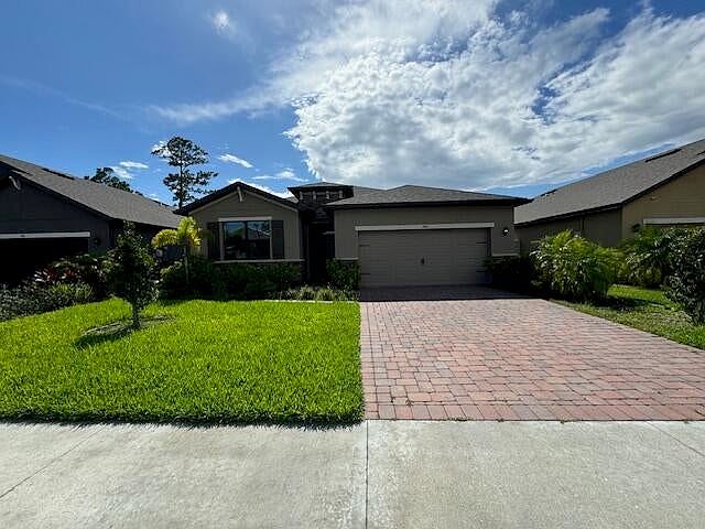 1st image of 745 Acadia Ct SE