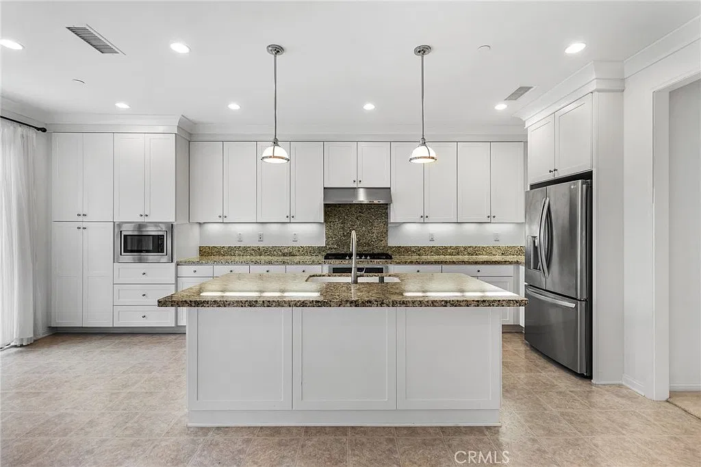 3 bed, 2.5 bath, 1846 sqft, $4,700 — Photo 3