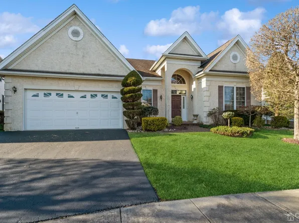 22 Beth Page Dr, Monroe Township, NJ 08831