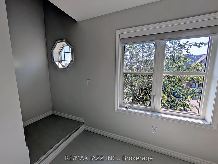 770 King St E #202 — Photo 16