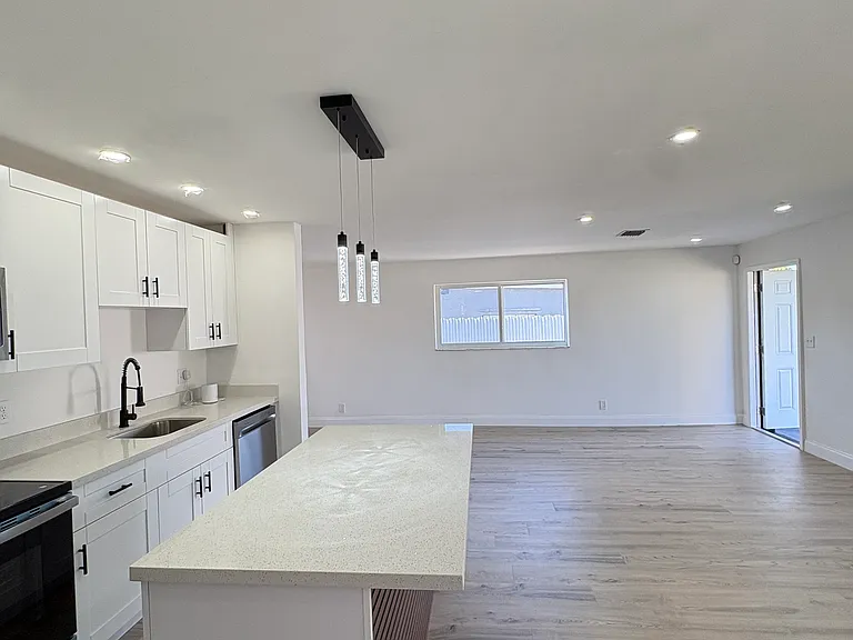 2572 NW 20th St #A — Photo 35