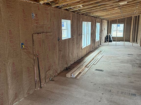 3rd image of 152 Middle Oxbow Road