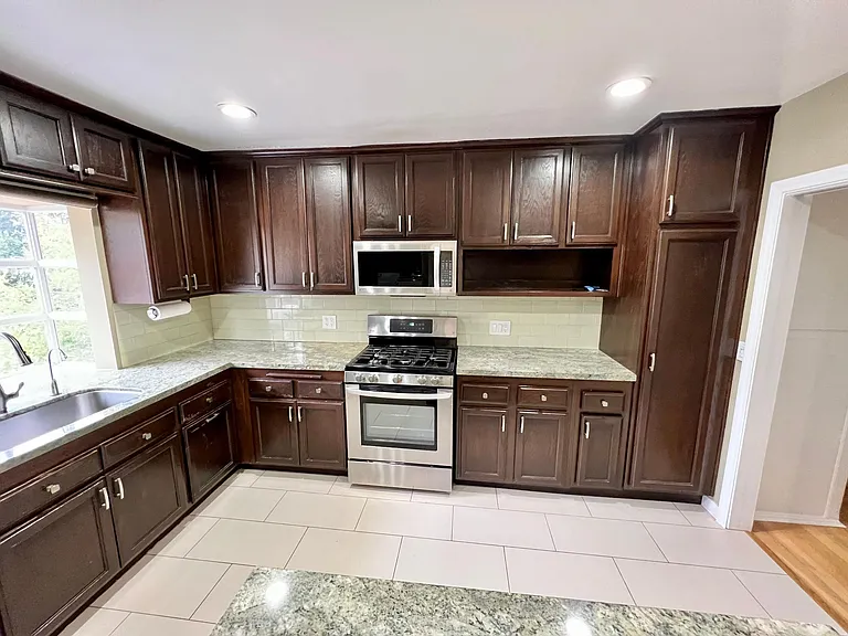 complete kitchen scene, clean and plenty of cabinet space
