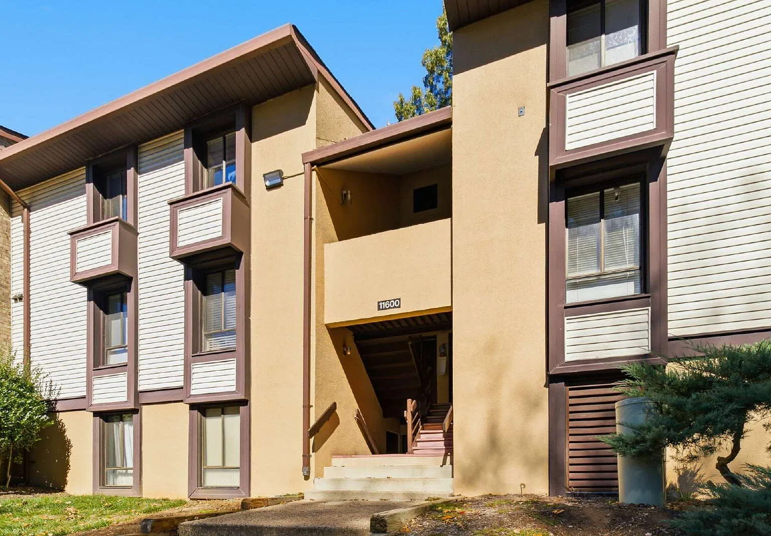 2 bed, 2.0 bath, 894 sqft, $2,300 — Photo 3