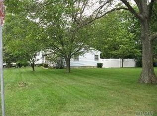 637 Peconic St, Ronkonkoma, NY 11779