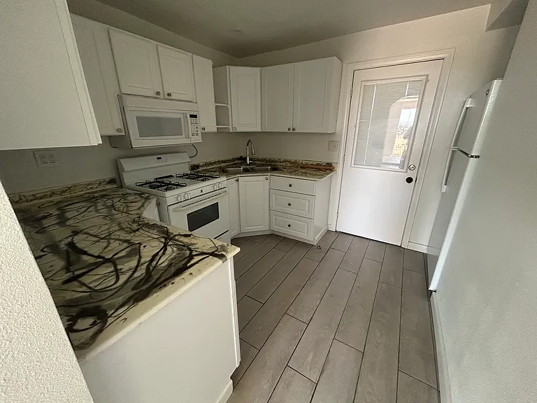 884 Ada St — Photo 6