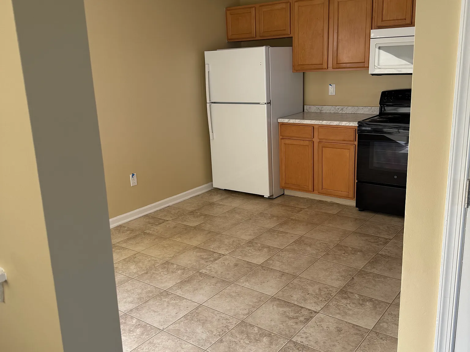 3 bed, 2.5 bath, 1800 sqft, $1,825 — Photo 2