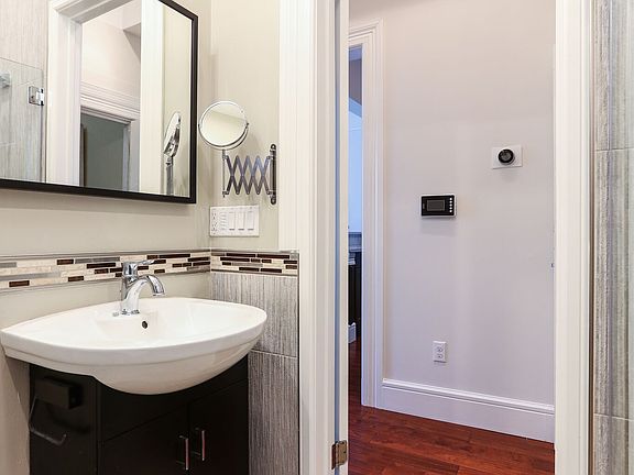 4th image of 835 Cole St APT 1