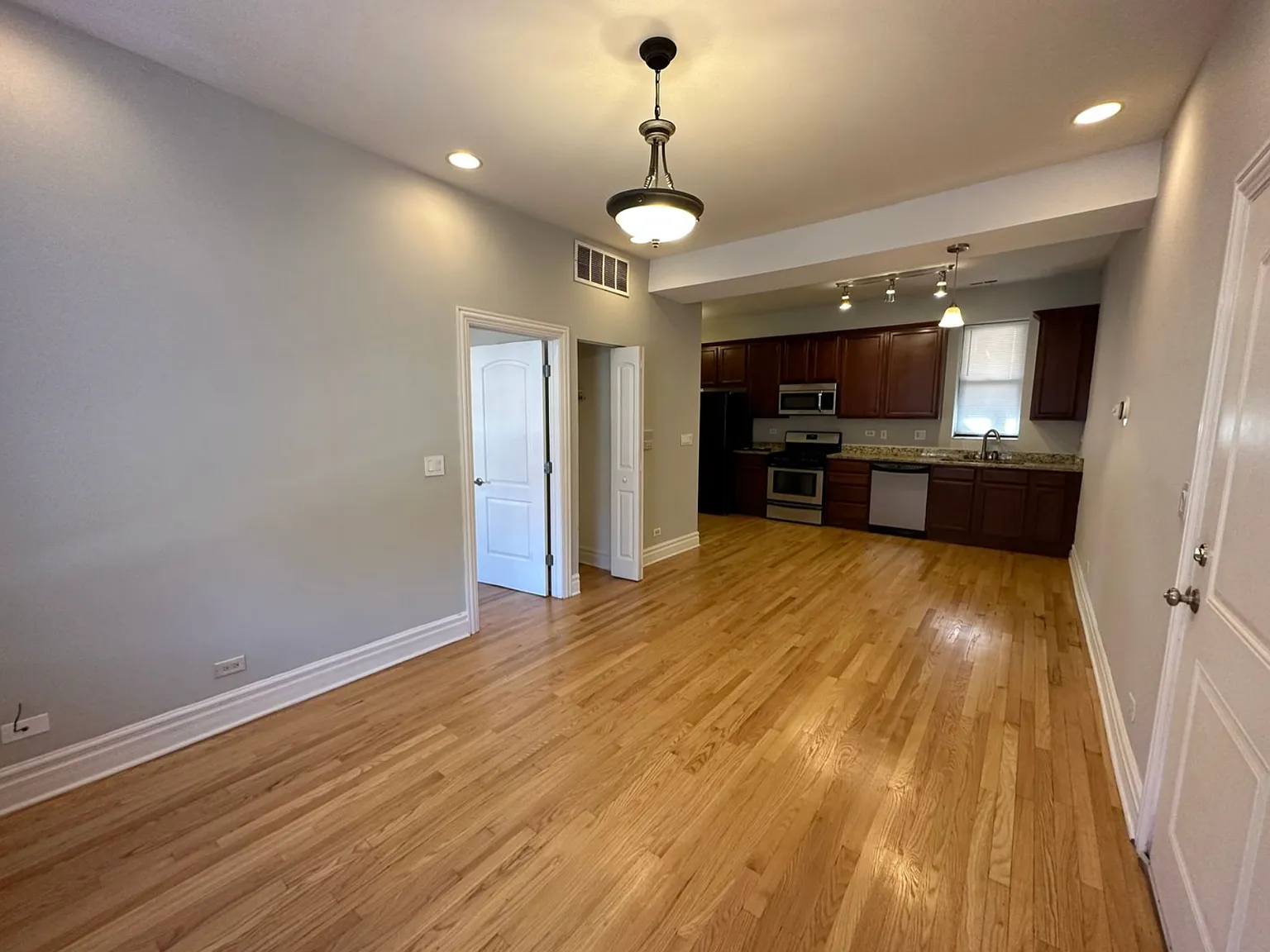 2 bed, 800 sqft, $2,200 — Photo 2