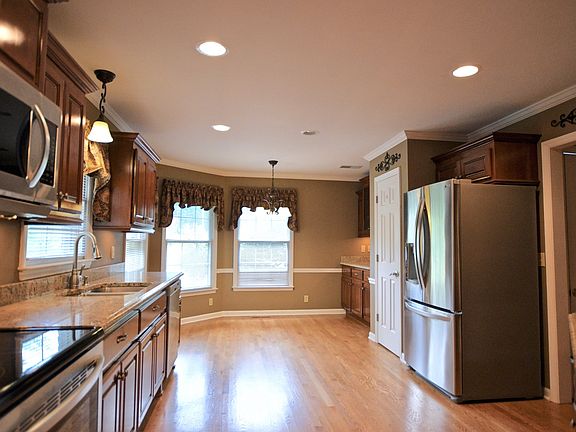 5th image of 1011 Everett Dr