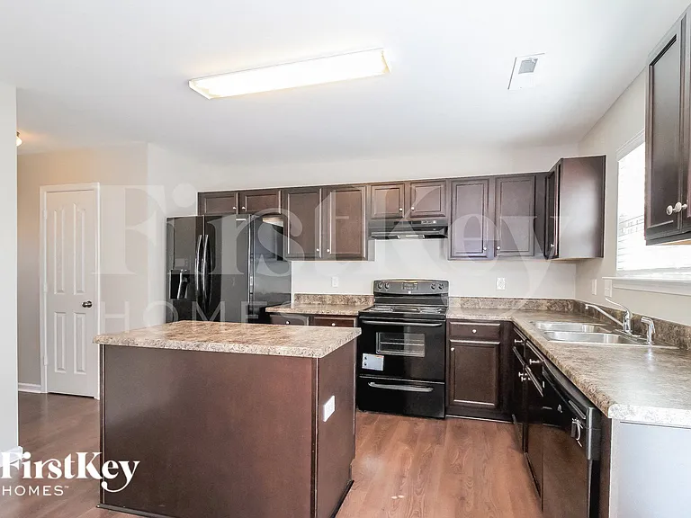 1438 Waverly St — Photo 6