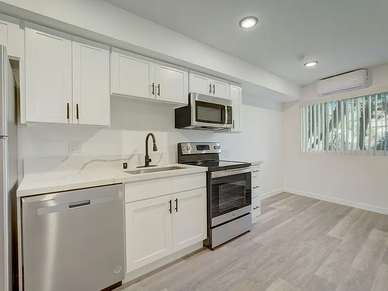 1371 S. Beverly Glen Blvd. — Photo 11