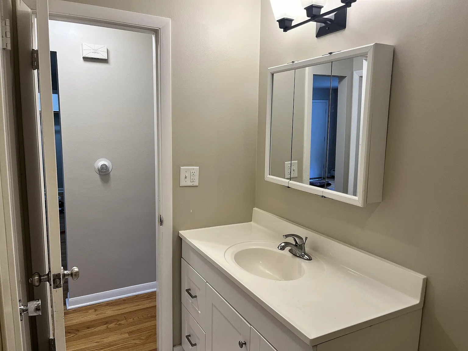 421 Burlington Ave — Photo 4