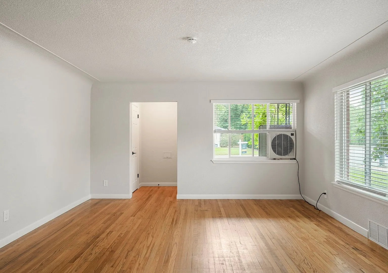 Recently Updated 4-Bedroom Near DU Utilities Included + Garage Available — Photo 2