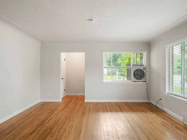 2085 S Saint Paul St — Photo 2