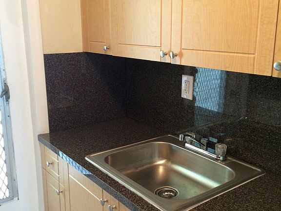 5th image of 710 11th St APT 6