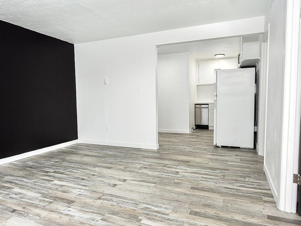 1st image of 160 136th St S #4