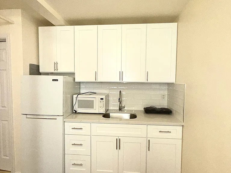 1060 Rhinelander Ave — Photo 3