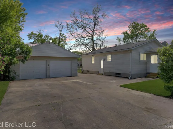 2098 E McLean Ave, Burton, MI 48529