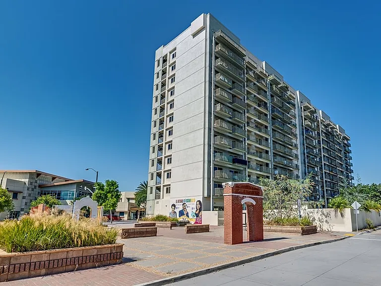 Bayview Tower Condominiums — Photo 21