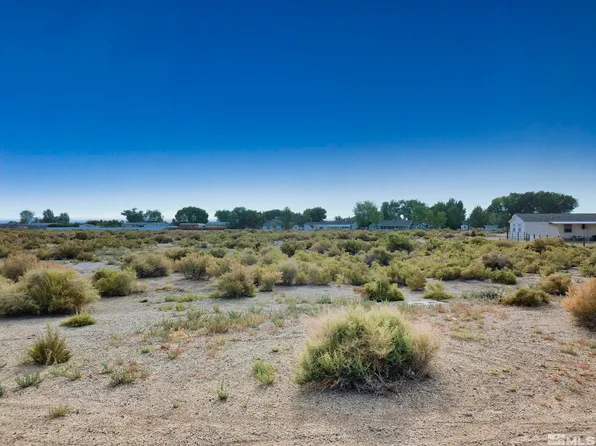 14 Pinehurst Ct, Yerington, NV 89447