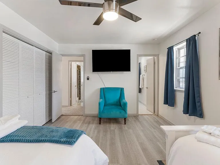 E 63rd Pl — Photo 25