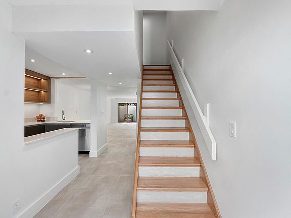 4th image of 555 NE 7th Avenue #5a