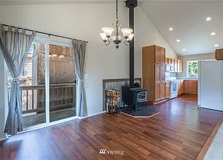 907 Marian Dr — Photo 3