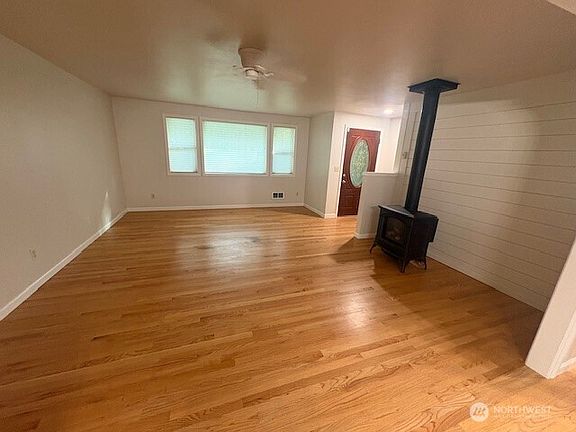 3rd image of 828 Island Blvd