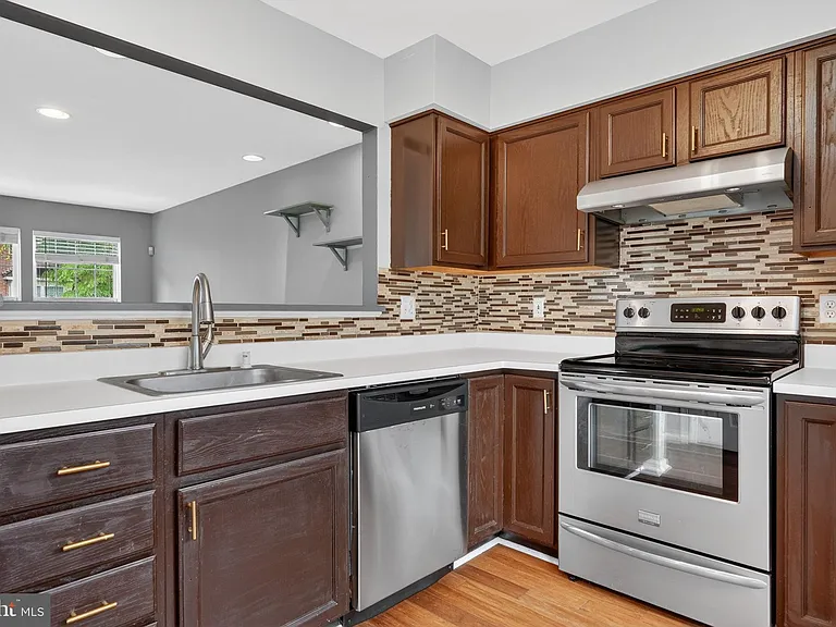 13810 Fareham Ln — Photo 9