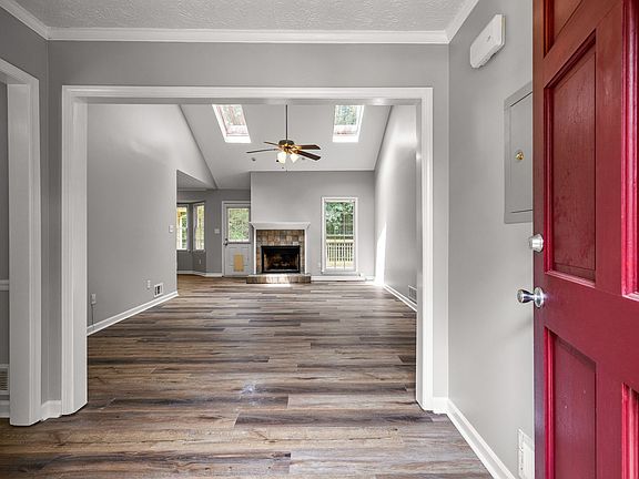 5th image of 135 Firethorn Ln