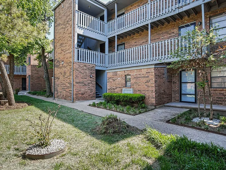Meridian Place Apartments — Photo 26