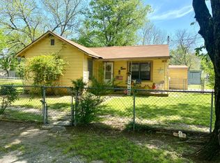 1115 S 6th St, Bonham, TX 75418