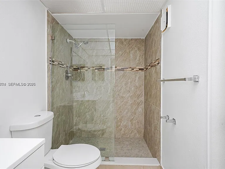 200 Lakeview Dr #101 — Photo 4