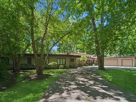 2nd image of 3033 Blackthorn Rd