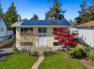 1826 Newton St, Saanich, BC V8R 2R4
