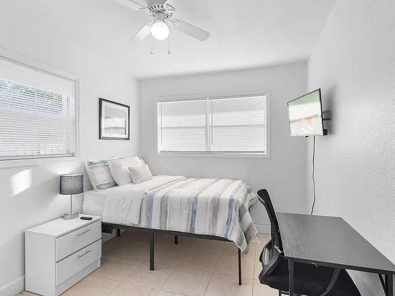 Room #4 Clarity Corner
Standard full room with ergonomic desk, chair & closet clean, bright & peaceful stay in Sanf