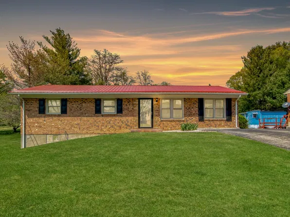 690 North Dr, Christiansburg, VA 24073